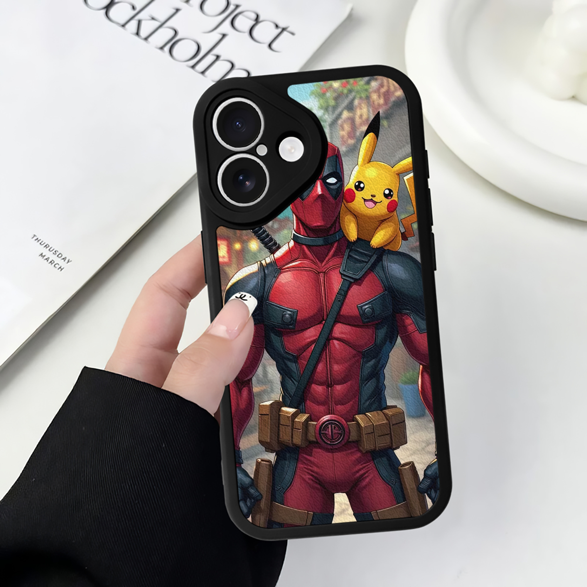 （画像用） Deadpool デッドプール 【iPhone 16シリーズ対応】シリコンスマホケース（レザー調） 材質：シリコン